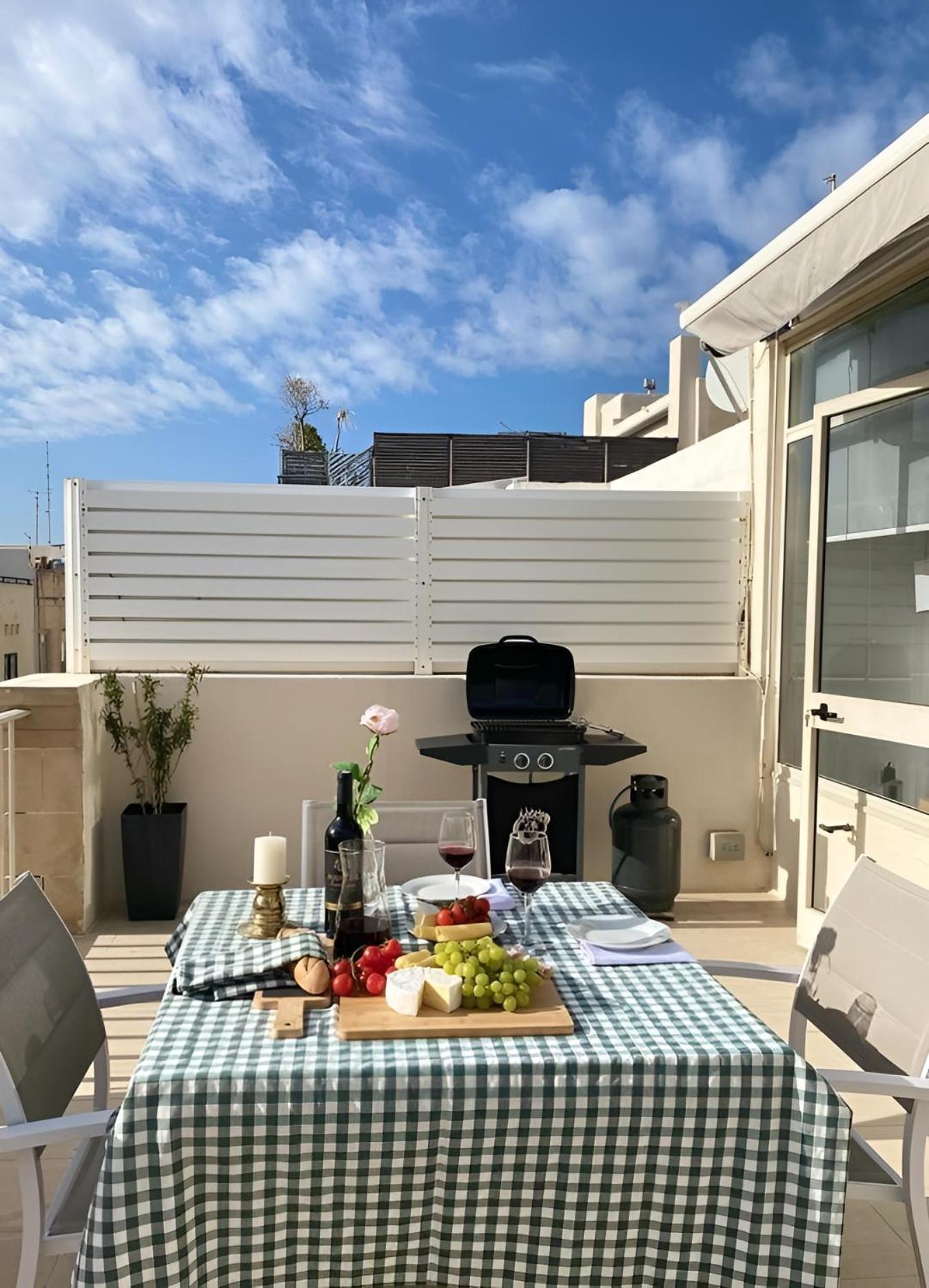 Apartamento Sliema Cosy Penthouse With Bbq Exterior foto